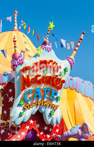 Der Zirkus McGurkus Cafe in Seuss Landing im Themenpark Universal Studios Islands of Adventure in Orlando, Florida Stockfoto
