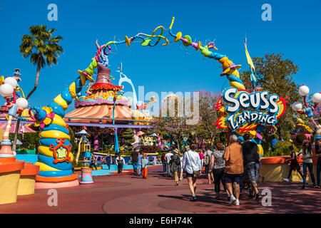 Parkgäste geben Sie Seuss Landing in Islands of Adventure, Universal Studios Orlando Stockfoto