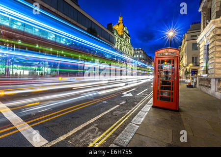 Verkehr in der Nacht in der City of Westminster, London Stockfoto