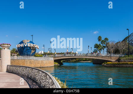 Brücke von City Walk in Universal Studios übergibt ikonischen drehende Weltkugel in Orlando, Florida Stockfoto