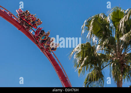 Parkbesucher fahren die Hollywood Rip Ride Rockit Achterbahn in den Universal Studios in Orlando, Florida Stockfoto