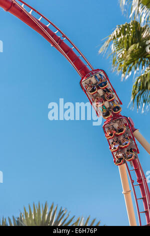 Parkbesucher fahren die Hollywood Rip Ride Rockit Achterbahn in den Universal Studios in Orlando, Florida Stockfoto