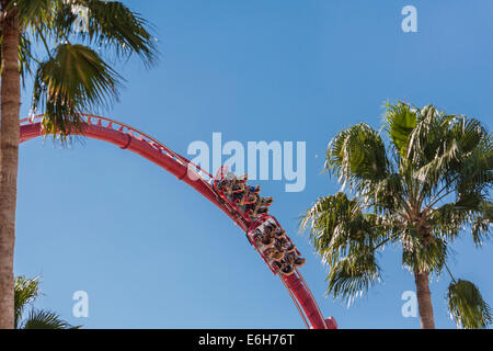 Parkbesucher fahren die Hollywood Rip Ride Rockit Achterbahn in den Universal Studios in Orlando, Florida Stockfoto