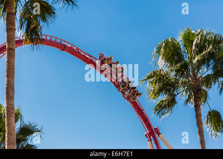 Parkbesucher fahren die Hollywood Rip Ride Rockit Achterbahn in den Universal Studios in Orlando, Florida Stockfoto