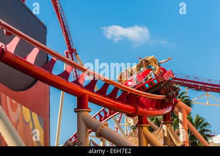 Parkbesucher fahren die Hollywood Rip Ride Rockit Achterbahn in den Universal Studios in Orlando, Florida Stockfoto