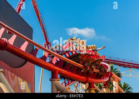 Parkbesucher fahren die Hollywood Rip Ride Rockit Achterbahn in den Universal Studios in Orlando, Florida Stockfoto