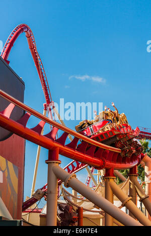 Parkbesucher fahren die Hollywood Rip Ride Rockit Achterbahn in den Universal Studios in Orlando, Florida Stockfoto