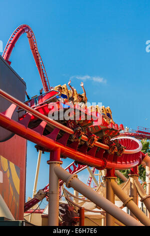 Parkbesucher fahren die Hollywood Rip Ride Rockit Achterbahn in den Universal Studios in Orlando, Florida Stockfoto