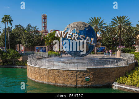 Berühmte drehende Weltkugel im City Walk in Universal Studios in Orlando, Florida Stockfoto