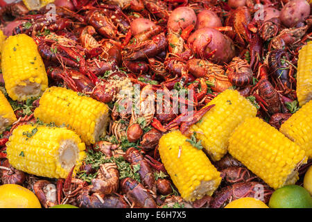 Cajun Meeresfrüchte Tiefland Kochen mit Mais, Kartoffeln und Langusten Stockfoto