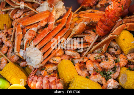 Cajun Meeresfrüchte Tiefland Kochen mit Mais, Garnelen und Krabben Beine Stockfoto