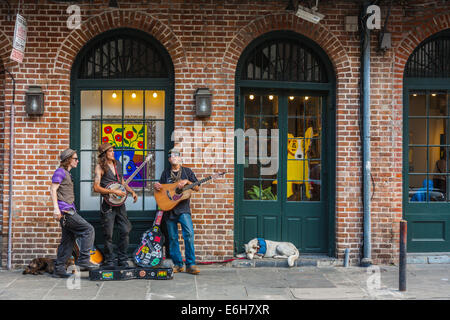 Straßenkünstler Musizieren auf Bürgersteig im French Quarter von New Orleans, Louisiana Stockfoto