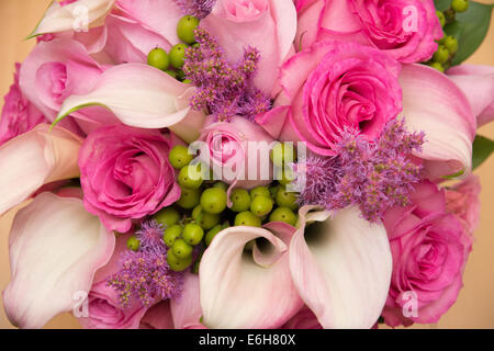 Ein Strauß Blumen in schönen rosa Farben - Rosen und Calla Lilien. Stockfoto