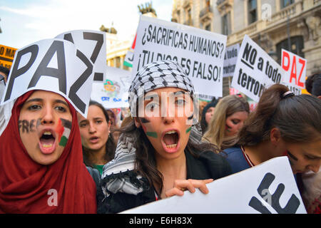 Frauen fordern Frieden und protestieren gegen die israelischen Angriffe im Gazastreifen während einer Demonstration in Madrid am 18. Juli 2014 Stockfoto