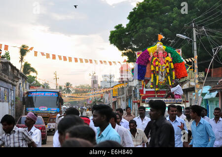 Inder tragen eine Ganesha-Skulptur in einem LKW während der Feier Ganesh Chaturthi in Rameswaram, Indien. Stockfoto