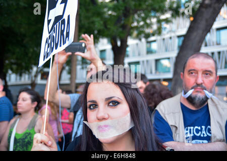 Junge Frau mit ihrem Mund bedeckt Klagen gegen Anti-Protest Recht (Gag) bei einer Demonstration in Madrid am 11. Juli. 2014. Stockfoto