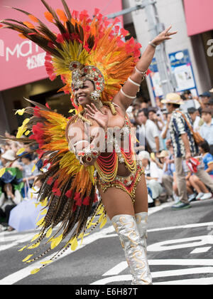Tokio, Japan. 23. August 2014. Tanzen in den Straßen auf dem 33. Asakusa Samba Festival in Tokio, Japan. Samstag, 23. August 2014. Bildnachweis: Chris Willson/Alamy Live-Nachrichten Stockfoto