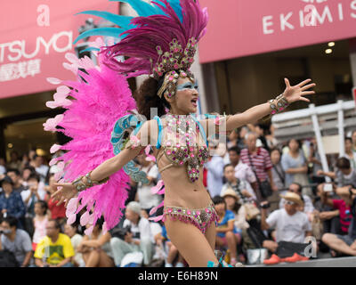 Tokio, Japan. 23. August 2014. Tanzen in den Straßen auf dem 33. Asakusa Samba Festival in Tokio, Japan. Samstag, 23. August 2014. Bildnachweis: Chris Willson/Alamy Live-Nachrichten Stockfoto