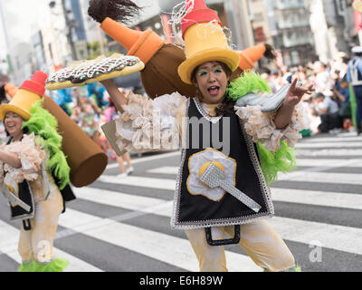 Tokio, Japan. 23. August 2014. Tanzen in den Straßen auf dem 33. Asakusa Samba Festival in Tokio, Japan. Samstag, 23. August 2014. Bildnachweis: Chris Willson/Alamy Live-Nachrichten Stockfoto