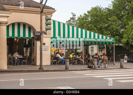 Berühmtes Café du Monde der ursprüngliche Kaffeestand im French Quarter von New Orleans, Louisiana Stockfoto