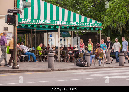 Berühmtes Café du Monde der ursprüngliche Kaffeestand im French Quarter von New Orleans, Louisiana Stockfoto