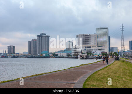 Blick auf die Innenstadt von New Orleans aus Woldenberg Park entlang des Mississippi River im French Quarter Stockfoto