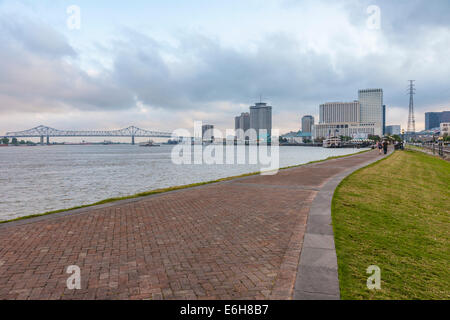 Blick auf die Innenstadt von New Orleans aus Woldenberg Park entlang des Mississippi River im French Quarter Stockfoto