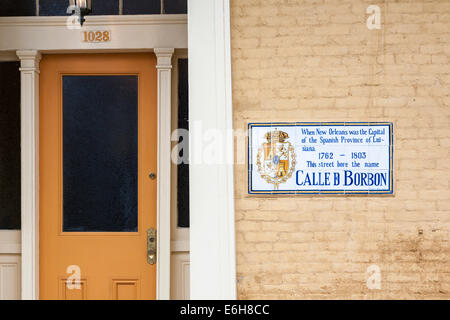 Schild-Bourbon Street im French Quarter von New Orleans, Louisiana war einmal Calle d Borbon genannt. Stockfoto