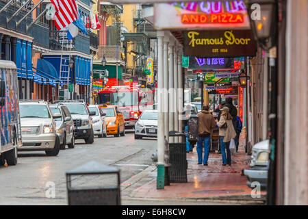 Reger Verkehr auf der Bourbon Street im French Quarter von New Orleans, Louisiana Stockfoto