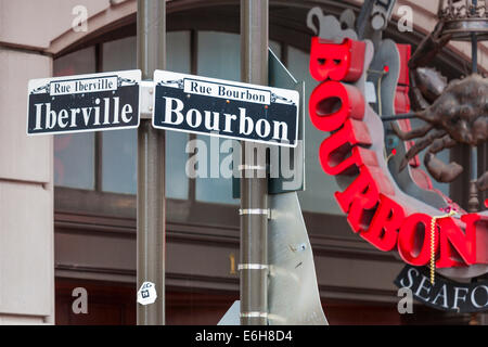 Straßenschilder in der Ecke des Iberville und Bourbon Street im French Quarter von New Orleans Stockfoto
