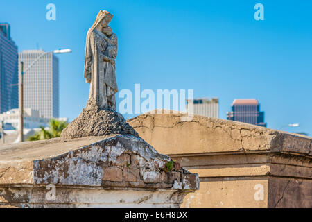 Statue der Mutter Mary auf einem oben genannten Boden-Grab in St. Louis Friedhof Nr. 1 in New Orleans, Louisiana Stockfoto