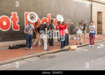 Brass Band Musik Tipps zur Bourbon Street im French Quarter von New Orleans Stockfoto