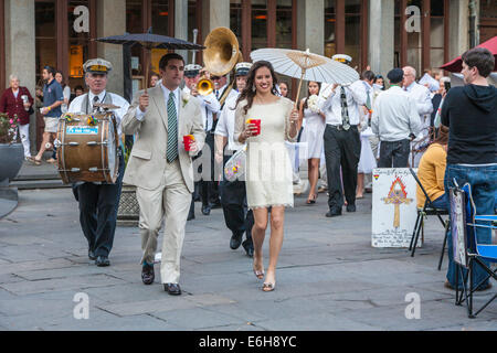 Hochzeitsmarsch mit am Jackson Square im French Quarter von New Orleans-jazz-band Stockfoto