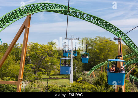 Park Gäste Reiten den Skyride Cable Cars vorbei an der Achterbahn Cheetah Hunt im Busch Gardens Tampa Bay in Tampa, Florida Stockfoto