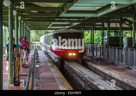 Theme Parkgäste warten Monorail Station im Magic Kingdom im Walt Disney World, Florida zieht Stockfoto