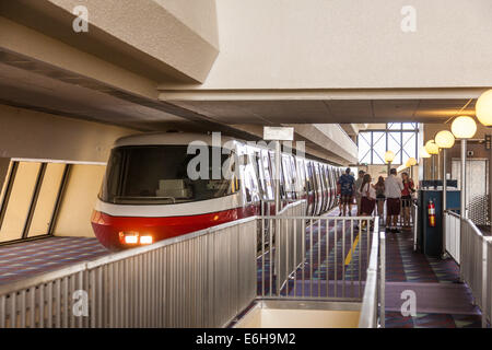 Theme Parkgäste warten Monorail Station im Contemporary Resort in Walt Disney World, Florida zieht Stockfoto