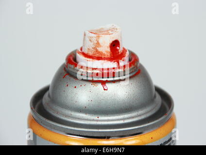 Spitze der Spray kann mit roter Farbe Stockfoto