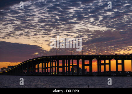 Dramatischen Sonnenuntergang hinter Biloxi Ocean Springs Back Bay-Brücke über den Mississippi Gulf Coast, USA Stockfoto