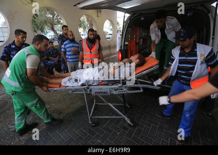 Gaza-Stadt, Gazastreifen, Palästinensische Gebiete. 24. August 2014. Ein palästinensischer Mann ist aus der Notaufnahme im Krankenhaus Al-Shifa Rädern, nachdem er bei einem Luftangriff in Gaza-Stadt am 24. August 2014 verletzt wurde. Ägypten fordert Israel und den Palästinensern am Samstag, Feindseligkeiten zu stoppen und wieder Frieden spricht, aber beide Seiten aufrechtgeerhalten Angriffe, einschließlich der israelischen Luftangriff zerstörte Turm-Wohnhaus im Zentrum von Gaza-Stadt-Credit: Mohammed Asad/APA Bilder/ZUMA Draht/Alamy Live News Stockfoto