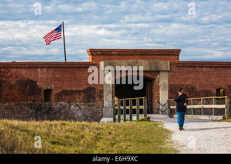 Charakter in Uniform in der Nähe von Eingang zum Fort Clinch im Fort Clinch State Park in Fernandina Beach, Florida Stockfoto