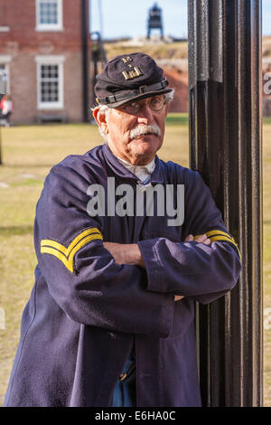 Mann in historischen Kostümen, die in lebenden Geschichte Rolle im Fort Clinch im Fort Clinch State Park in Fernandina Beach, Florida Stockfoto