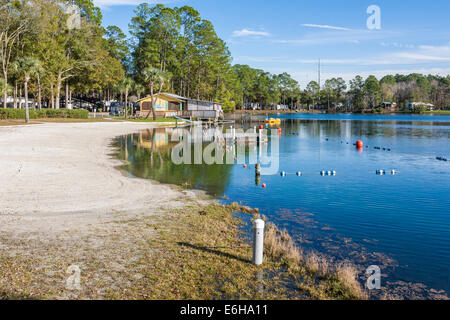 Strandbad und Restaurant im Flamingo Lake RV Resort in Jacksonville, Florida Stockfoto