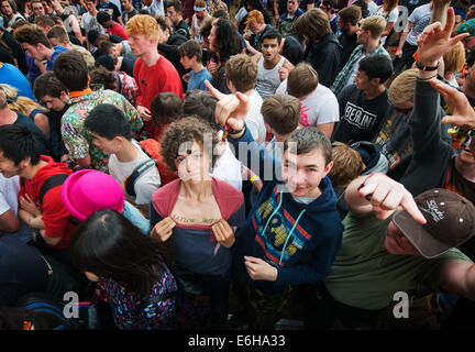 Leeds, UK. 23. August 2014. Festivalbesucher genießen Sie die Atmosphäre während des zweiten Tages der Leeds Festival im Braham Park am 23. August 2014 in Leeds, Vereinigtes Königreich Credit: Sam Kovak/Alamy Live News Stockfoto