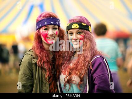 Leeds, UK. 23. August 2014. Festivalbesucher genießen Sie die Atmosphäre während des zweiten Tages der Leeds Festival im Braham Park am 23. August 2014 in Leeds, Vereinigtes Königreich Credit: Sam Kovak/Alamy Live News Stockfoto