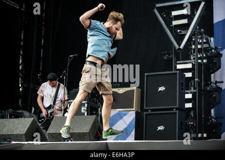 Leeds, UK. 23. August 2014. Roughton 'Rou' Reynolds von geben Sie Shikari führt auf der Bühne beim Leeds Festival im Braham Park am 23. August 2014 in Leeds, Vereinigtes Königreich. Bildnachweis: Sam Kovak/Alamy Live-Nachrichten Stockfoto