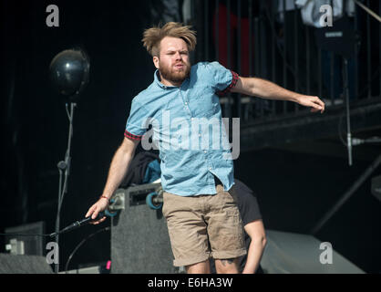 Leeds, UK. 23. August 2014. Roughton 'Rou' Reynolds von geben Sie Shikari führt auf der Bühne beim Leeds Festival im Braham Park am 23. August 2014 in Leeds, Vereinigtes Königreich. Bildnachweis: Sam Kovak/Alamy Live-Nachrichten Stockfoto