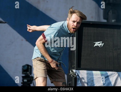 Leeds, UK. 23. August 2014. Roughton 'Rou' Reynolds von geben Sie Shikari führt auf der Bühne beim Leeds Festival im Braham Park am 23. August 2014 in Leeds, Vereinigtes Königreich. Bildnachweis: Sam Kovak/Alamy Live-Nachrichten Stockfoto