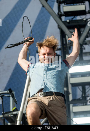 Leeds, UK. 23. August 2014. Roughton 'Rou' Reynolds von geben Sie Shikari führt auf der Bühne beim Leeds Festival im Braham Park am 23. August 2014 in Leeds, Vereinigtes Königreich. Bildnachweis: Sam Kovak/Alamy Live-Nachrichten Stockfoto