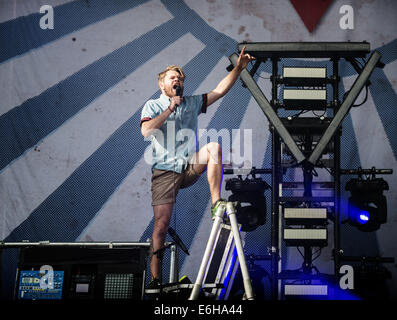 Leeds, UK. 23. August 2014. Roughton 'Rou' Reynolds von geben Sie Shikari führt auf der Bühne beim Leeds Festival im Braham Park am 23. August 2014 in Leeds, Vereinigtes Königreich. Bildnachweis: Sam Kovak/Alamy Live-Nachrichten Stockfoto