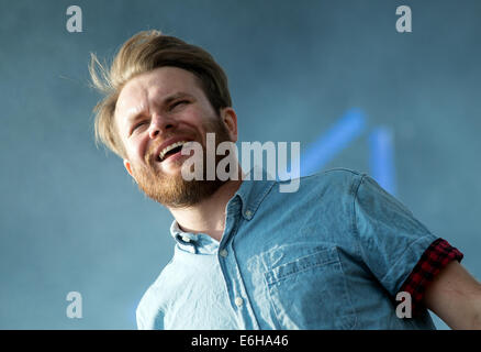 Leeds, UK. 23. August 2014. Roughton 'Rou' Reynolds von geben Sie Shikari führt auf der Bühne beim Leeds Festival im Braham Park am 23. August 2014 in Leeds, Vereinigtes Königreich. Bildnachweis: Sam Kovak/Alamy Live-Nachrichten Stockfoto